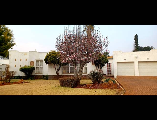 3 BEDROOM FREEHOLD FOR SALE IN KENLEAF
